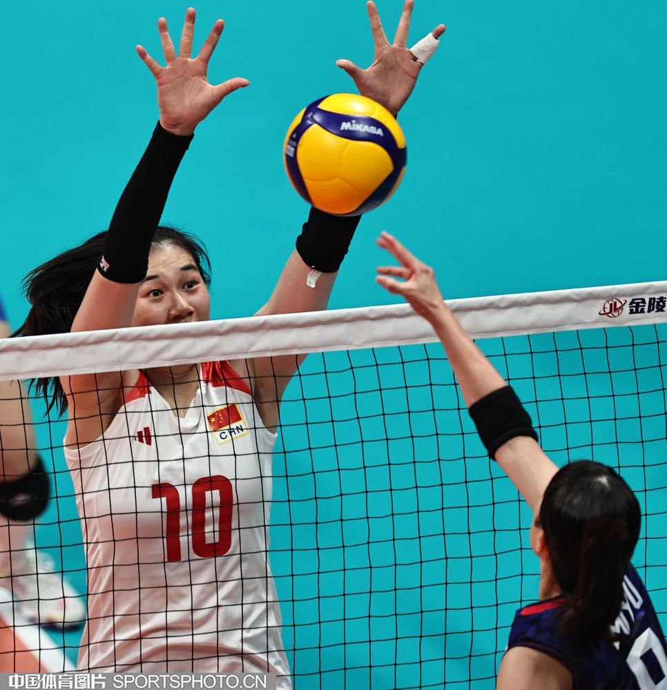中国女排关键时刻救险，德约科维奇力保胜局拿下系列赛