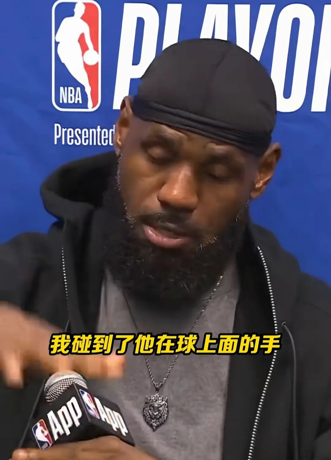 詹姆斯在曼联比赛中反败为胜，比赛局势复杂引发热议！